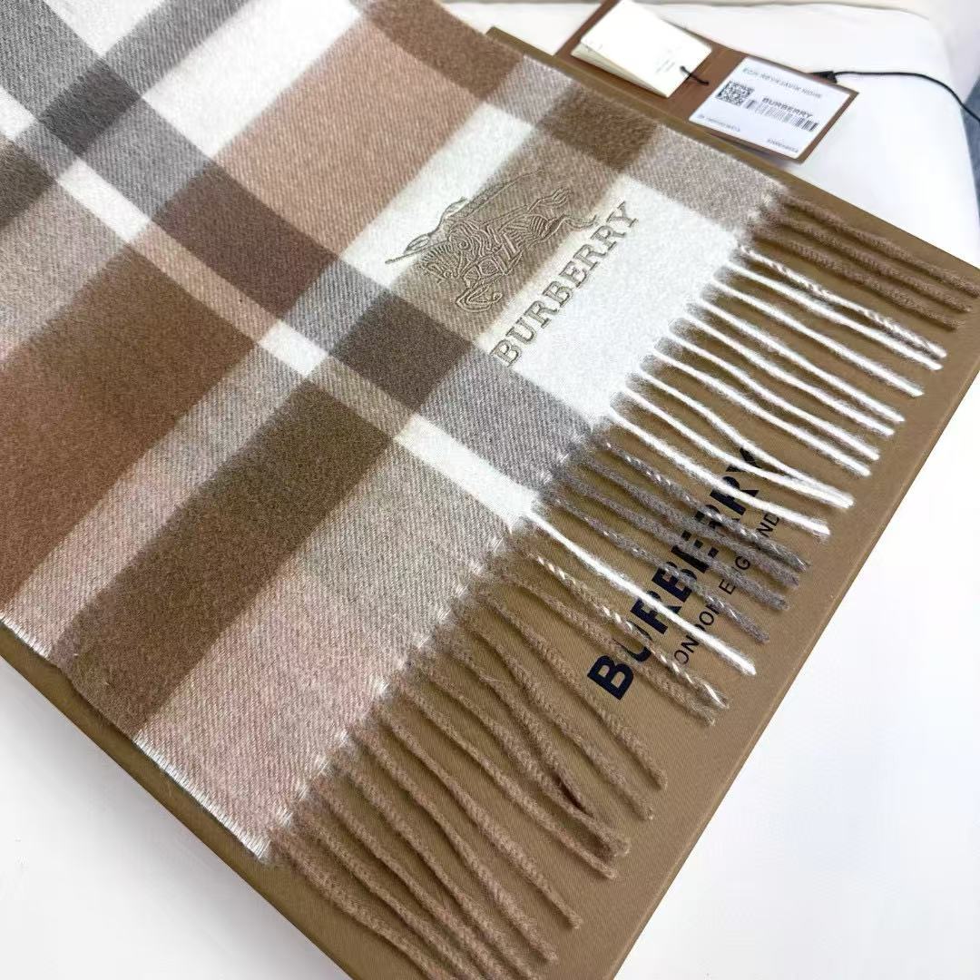 新款到！百分之百山羊绒！2025年巴宝利难得的高端男款，非常正的男士围巾~面料大爱，非常柔软细腻舒服‼大