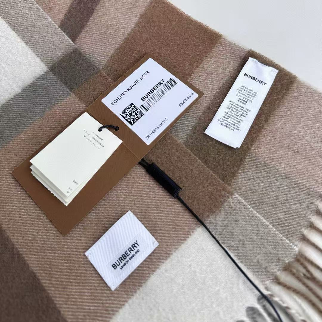 新款到！百分之百山羊绒！2025年巴宝利难得的高端男款，非常正的男士围巾~面料大爱，非常柔软细腻舒服‼大