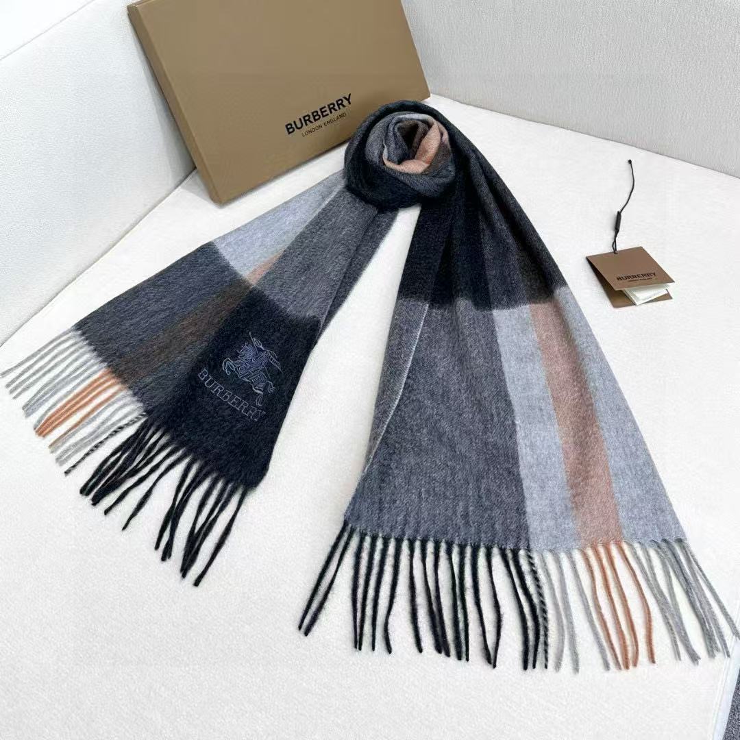 新款到！百分之百山羊绒！2025年巴宝利难得的高端男款，非常正的男士围巾~面料大爱，非常柔软细腻舒服‼大