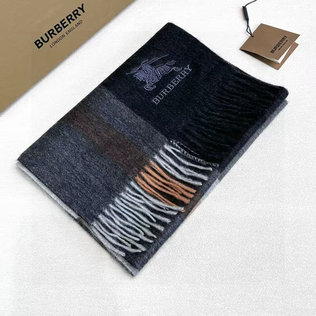 新款到！百分之百山羊绒！2025年巴宝利难得的高端男款，非常正的男士围巾~面料大爱，非常柔软细腻舒服‼大