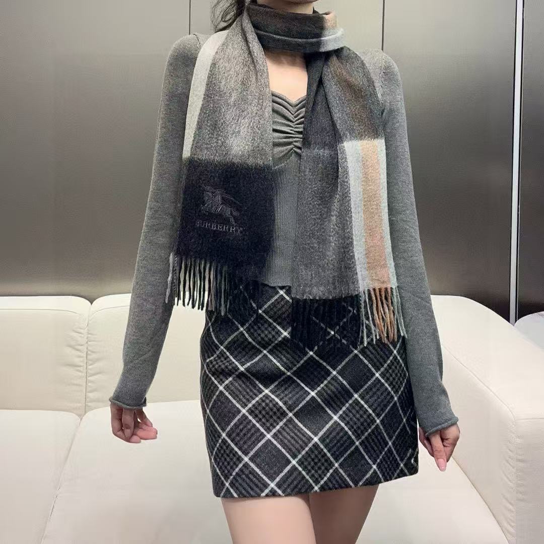 新款到！百分之百山羊绒！2025年巴宝利难得的高端男款，非常正的男士围巾~面料大爱，非常柔软细腻舒服‼大