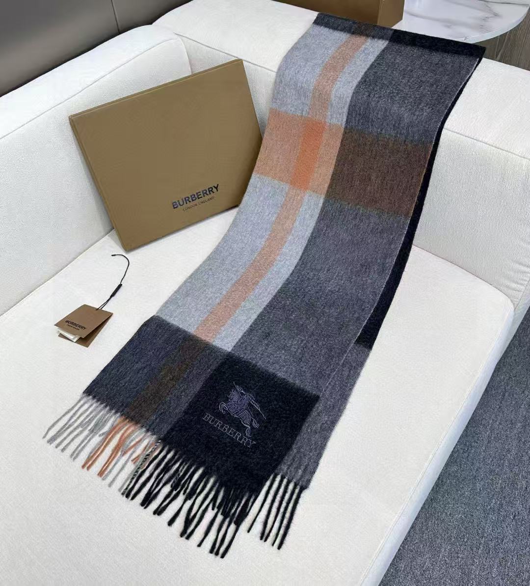 新款到！百分之百山羊绒！2025年巴宝利难得的高端男款，非常正的男士围巾~面料大爱，非常柔软细腻舒服‼大