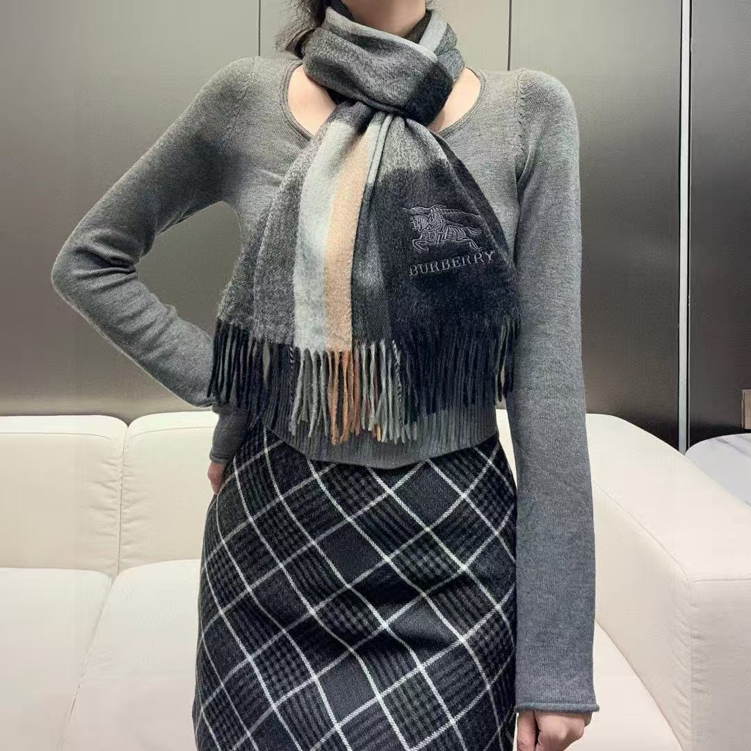 新款到！百分之百山羊绒！2025年巴宝利难得的高端男款，非常正的男士围巾~面料大爱，非常柔软细腻舒服‼大