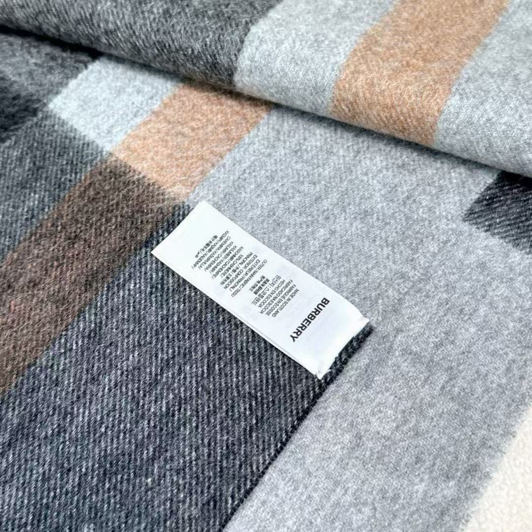 新款到！百分之百山羊绒！2025年巴宝利难得的高端男款，非常正的男士围巾~面料大爱，非常柔软细腻舒服‼大