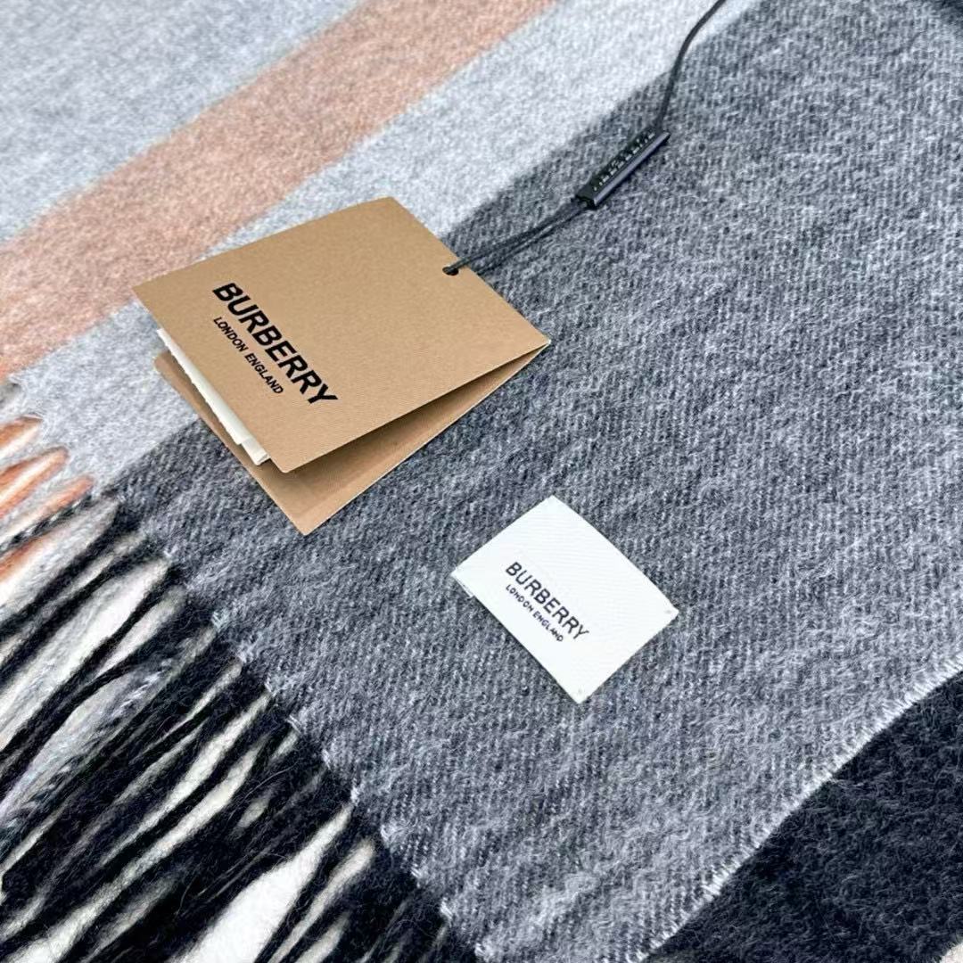 新款到！百分之百山羊绒！2025年巴宝利难得的高端男款，非常正的男士围巾~面料大爱，非常柔软细腻舒服‼大