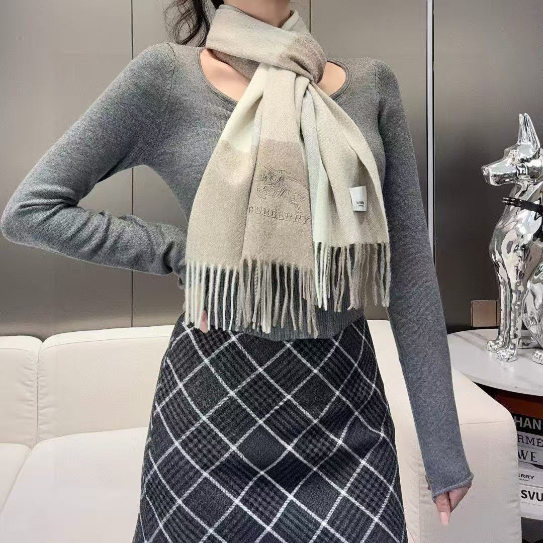 新款到！百分之百山羊绒！2025年巴宝利难得的高端男款，非常正的男士围巾~面料大爱，非常柔软细腻舒服‼大