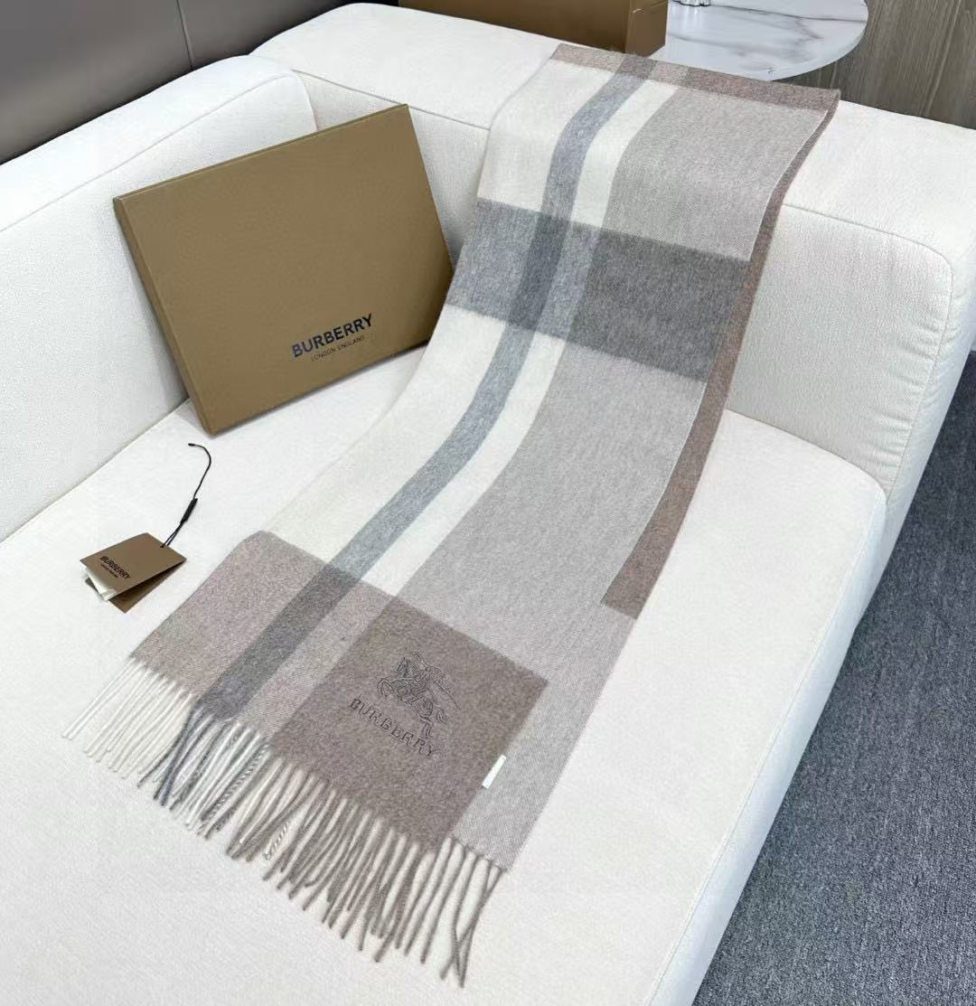 新款到！百分之百山羊绒！2025年巴宝利难得的高端男款，非常正的男士围巾~面料大爱，非常柔软细腻舒服‼大