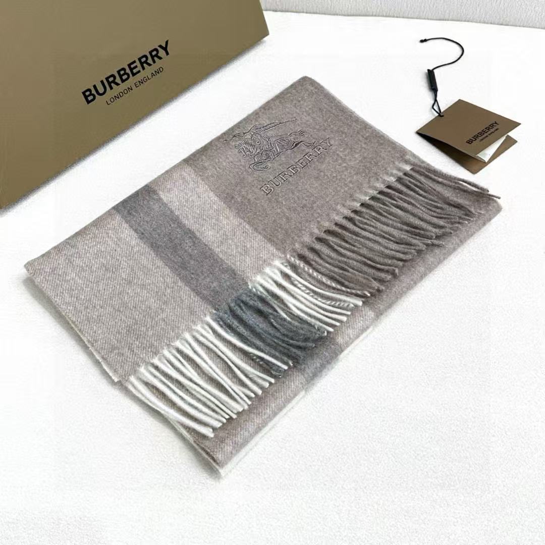 新款到！百分之百山羊绒！2025年巴宝利难得的高端男款，非常正的男士围巾~面料大爱，非常柔软细腻舒服‼大