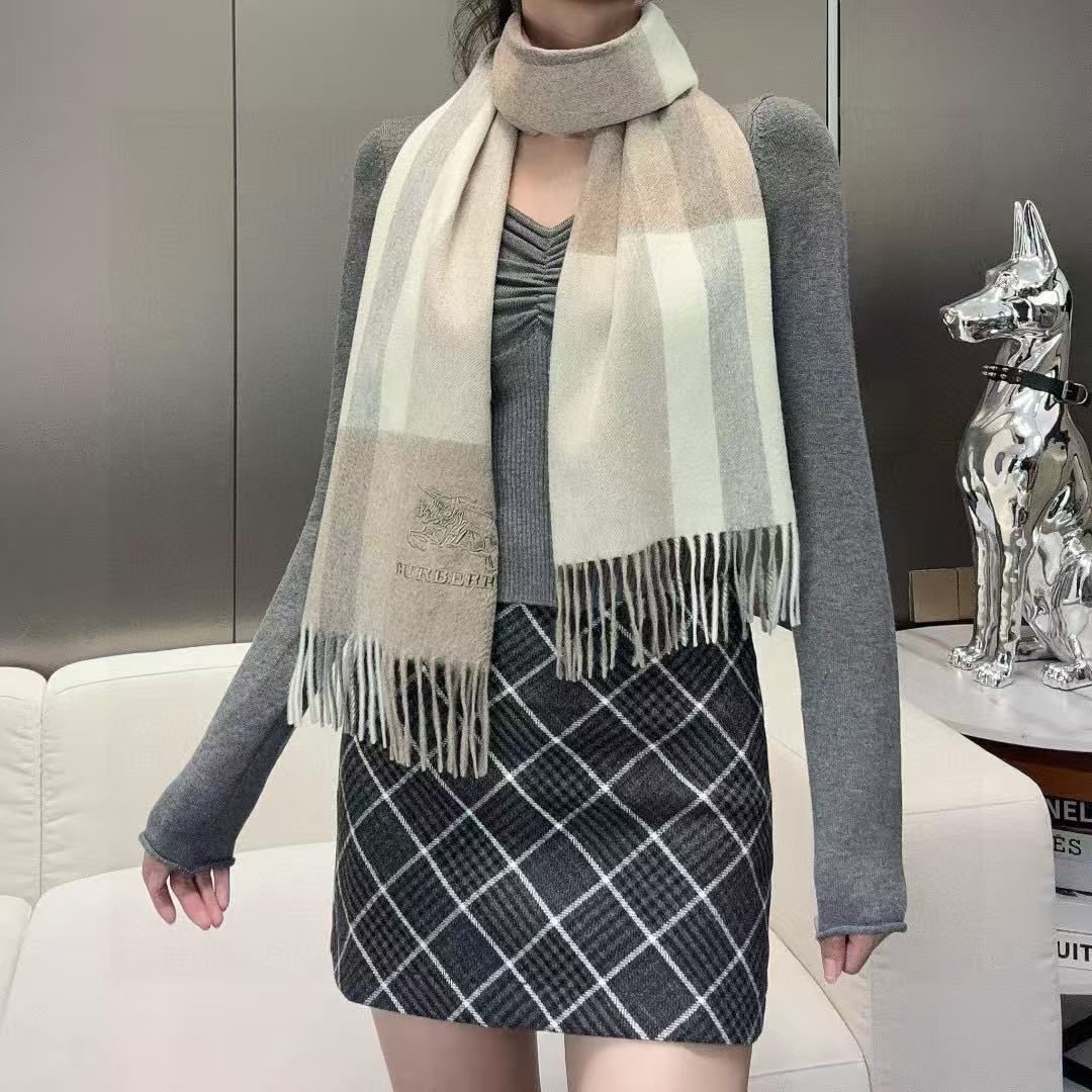 新款到！百分之百山羊绒！2025年巴宝利难得的高端男款，非常正的男士围巾~面料大爱，非常柔软细腻舒服‼大