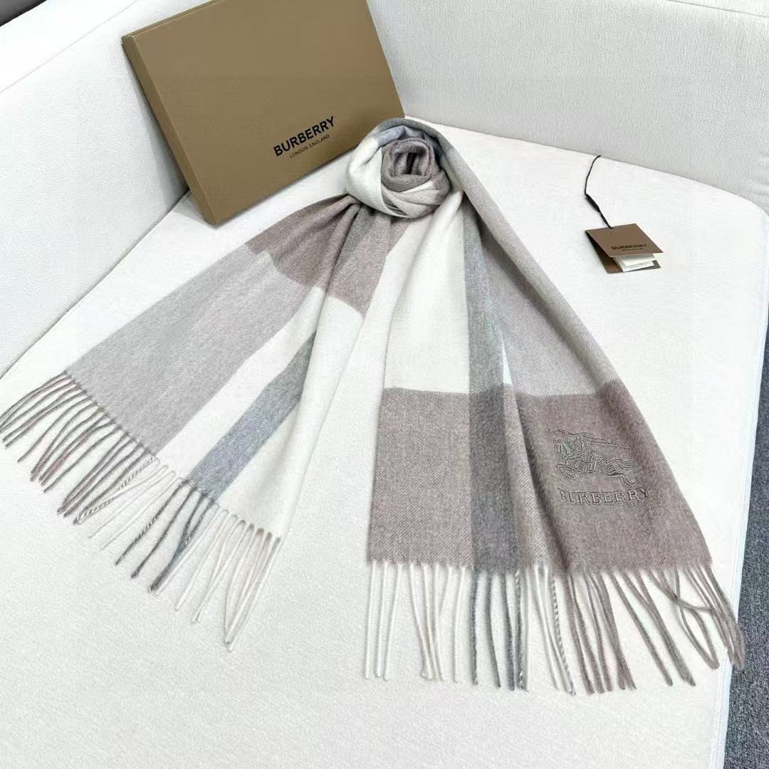 新款到！百分之百山羊绒！2025年巴宝利难得的高端男款，非常正的男士围巾~面料大爱，非常柔软细腻舒服‼大