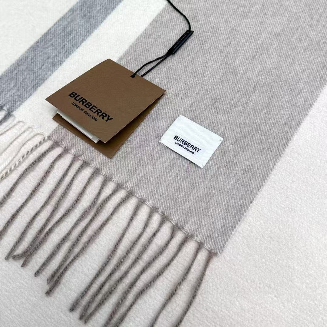 新款到！百分之百山羊绒！2025年巴宝利难得的高端男款，非常正的男士围巾~面料大爱，非常柔软细腻舒服‼大