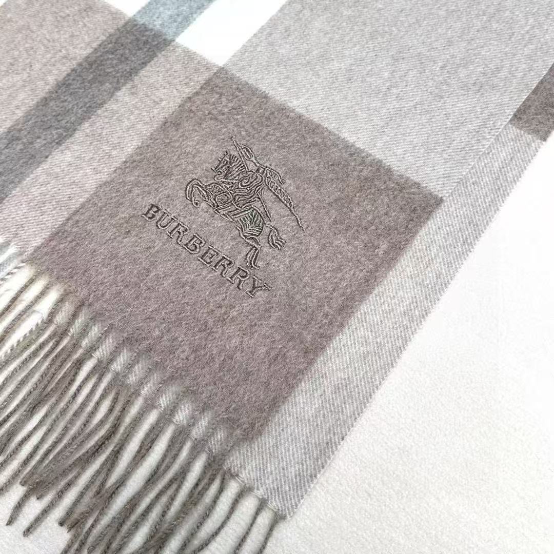 新款到！百分之百山羊绒！2025年巴宝利难得的高端男款，非常正的男士围巾~面料大爱，非常柔软细腻舒服‼大