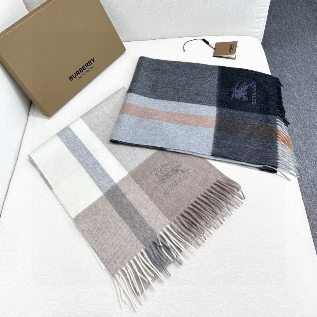 新款到！百分之百山羊绒！2025年巴宝利难得的高端男款，非常正的男士围巾~面料大爱，非常柔软细腻舒服‼大