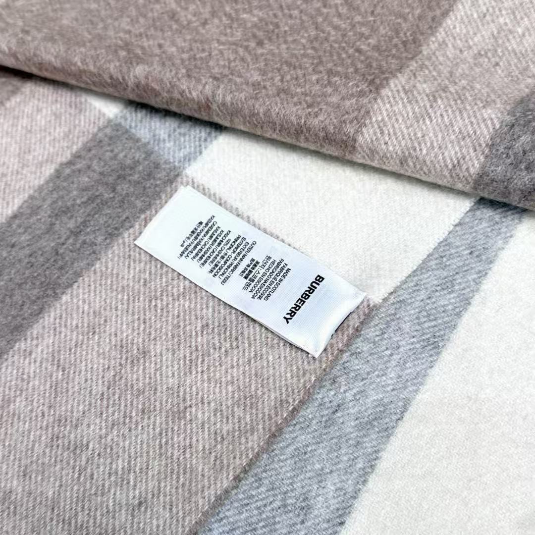 新款到！百分之百山羊绒！2025年巴宝利难得的高端男款，非常正的男士围巾~面料大爱，非常柔软细腻舒服‼大