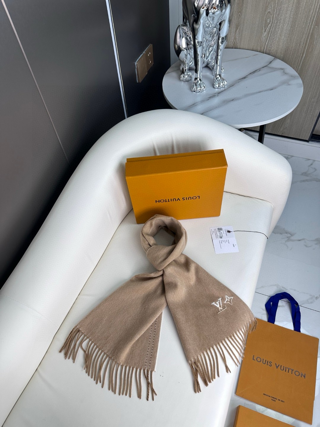 怒赞自留，难得的高端女款‼️家属福利‼️LV非常正的男女围巾~面料大爱，非常柔软细腻舒服，‼️大气简约，