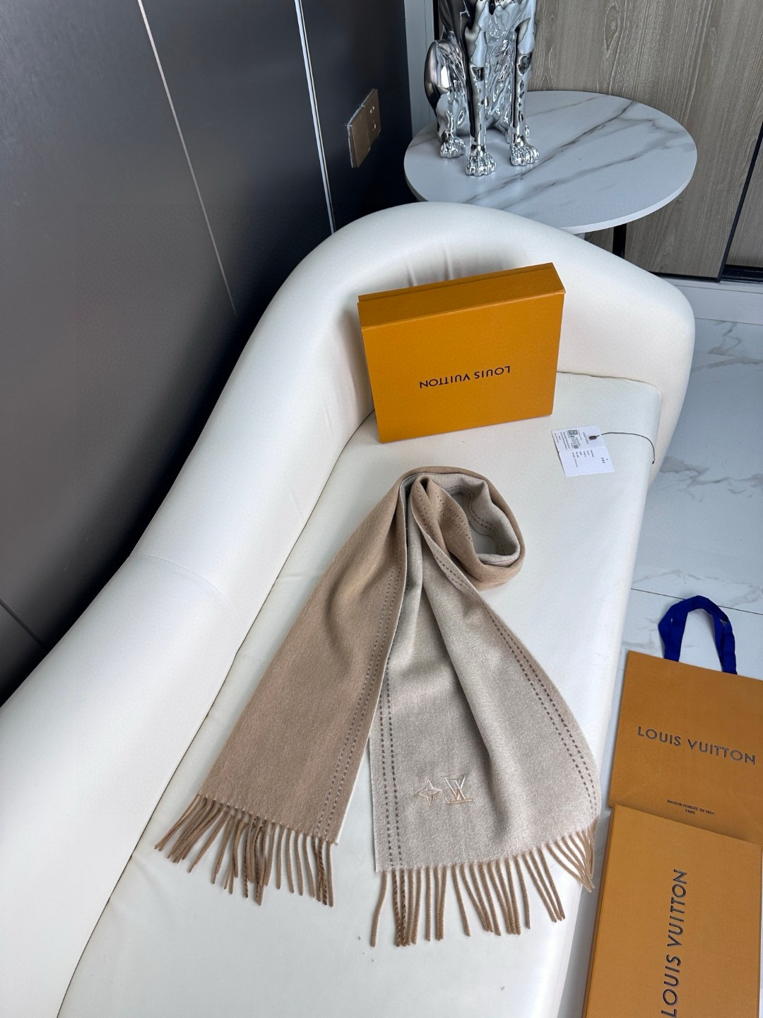 怒赞自留，难得的高端女款‼️家属福利‼️LV非常正的男女围巾~面料大爱，非常柔软细腻舒服，‼️大气简约，