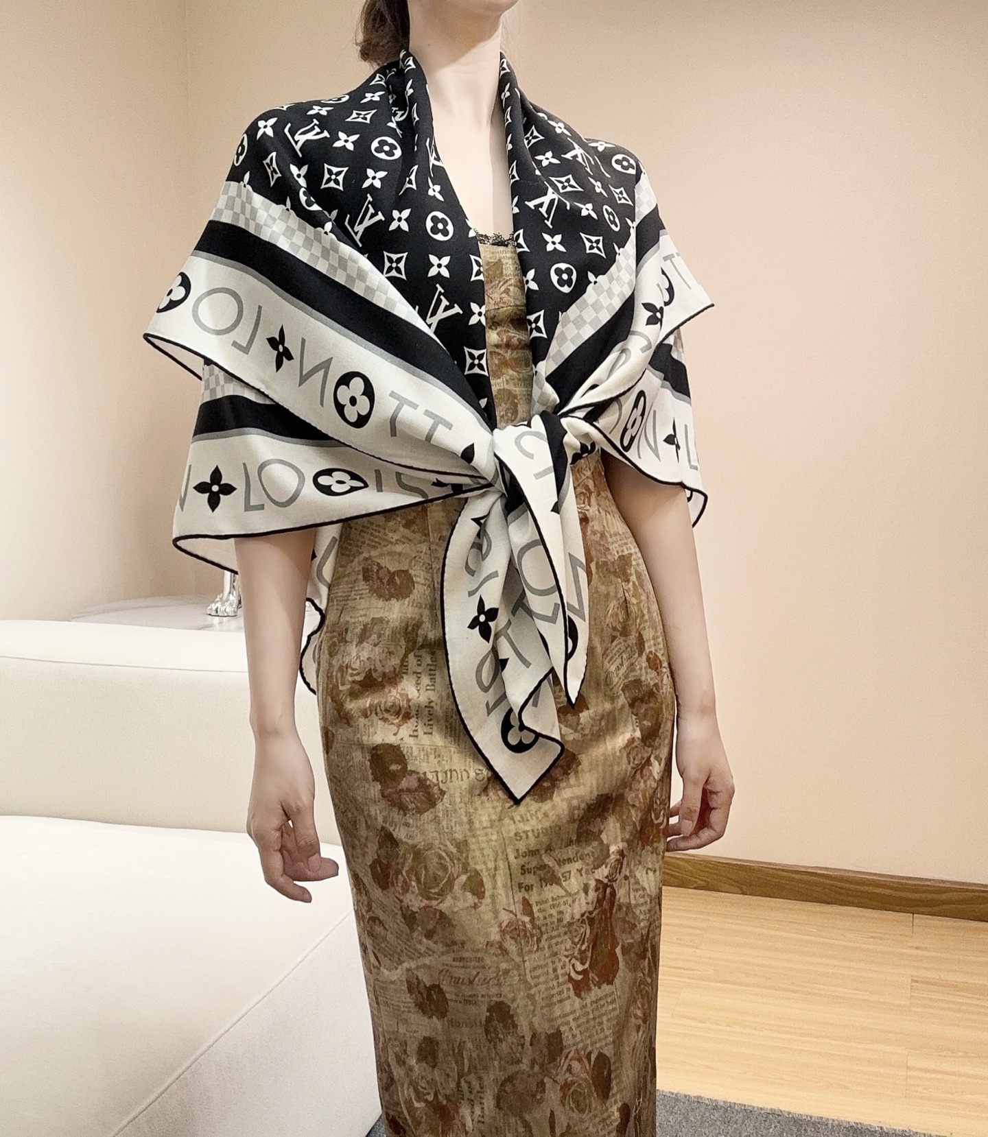 绝美🖤专属LV方巾，本年度最美的方巾🖤双面同色最最最上好的丝加羊毛，柔软细腻丝滑才是他的质感精髓！Mon