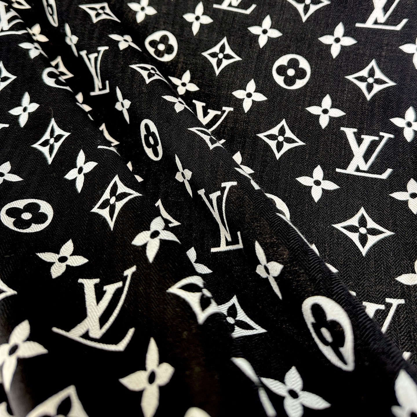 绝美🖤专属LV方巾,本年度最美的方巾🖤双面同色最最最上好的丝加羊毛,柔软细腻丝滑才是他的质感精髓!Mon