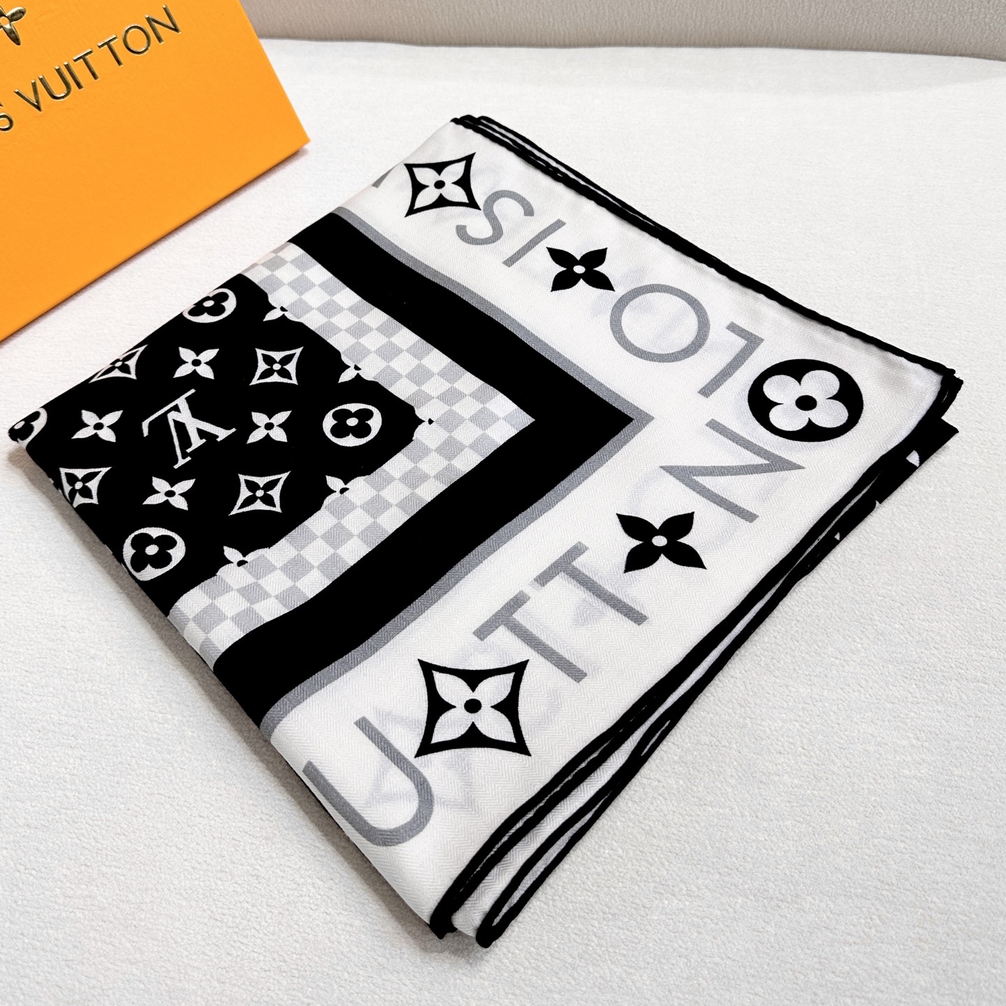 绝美🖤专属LV方巾,本年度最美的方巾🖤双面同色最最最上好的丝加羊毛,柔软细腻丝滑才是他的质感精髓!Mon