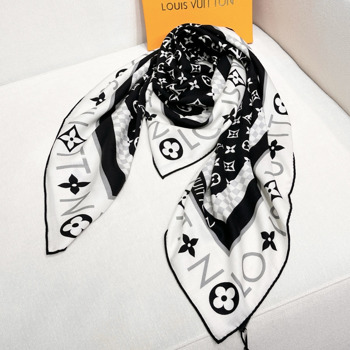 绝美🖤专属LV方巾,本年度最美的方巾🖤双面同色最最最上好的丝加羊毛,柔软细腻丝滑才是他的质感精髓!Mon