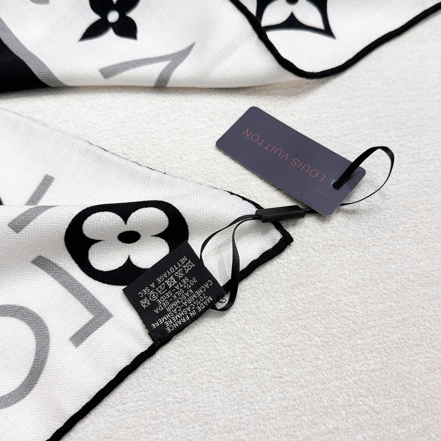 绝美🖤专属LV方巾,本年度最美的方巾🖤双面同色最最最上好的丝加羊毛,柔软细腻丝滑才是他的质感精髓!Mon