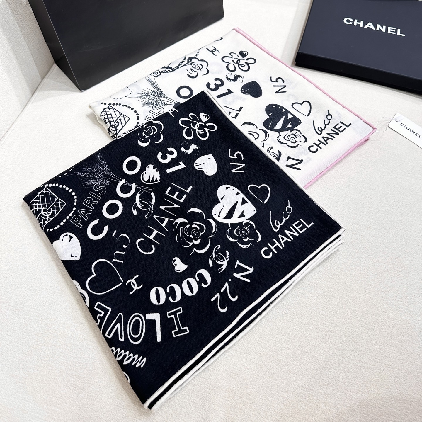 ✨✨【▪️ 优雅型格!这份魅力绝对是艺术大师级才能创作的一线水准❗️】太佩服Chanel这位设计师了,出