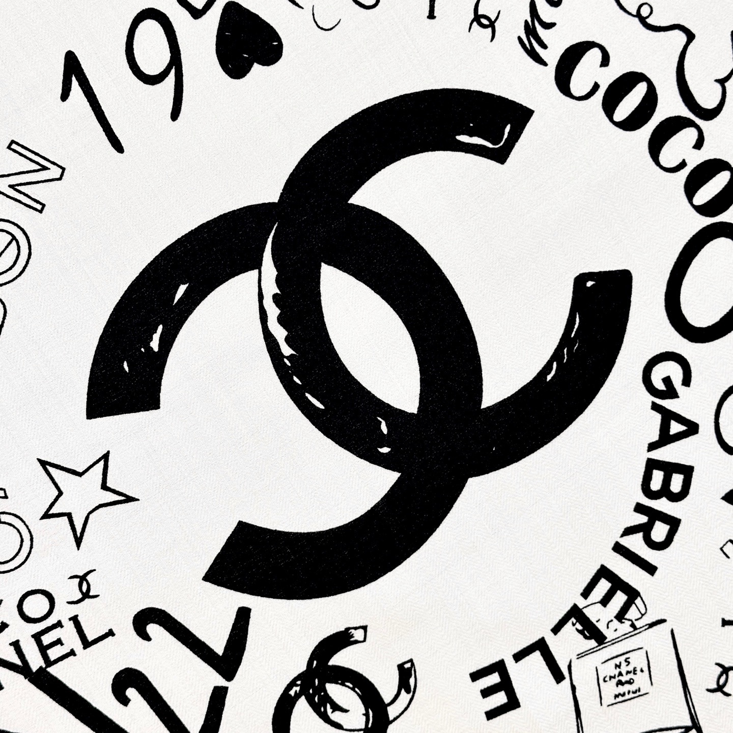 ✨✨【▪️ 优雅型格!这份魅力绝对是艺术大师级才能创作的一线水准❗️】太佩服Chanel这位设计师了,出