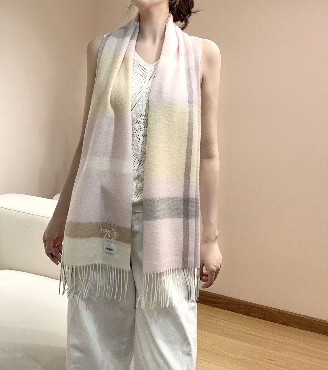 Burberry爆款上新 高端男女士围巾👍【TB羊毛格纹】独家牛货🐂 奢华尽在尺寸之间，高端品质‼️具有