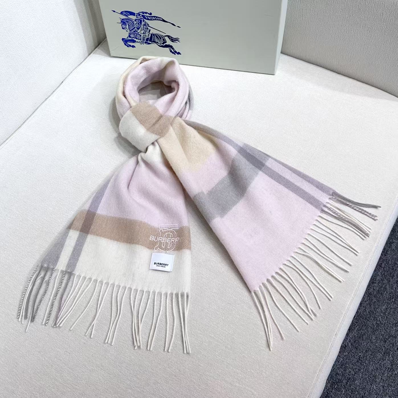 Burberry爆款上新 高端男女士围巾👍【TB羊毛格纹】独家牛货🐂 奢华尽在尺寸之间，高端品质‼️具有