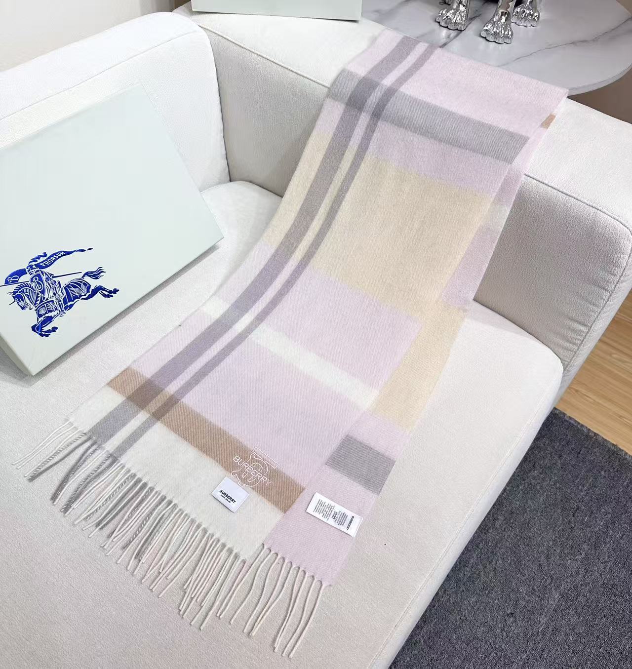 Burberry爆款上新 高端男女士围巾👍【TB羊毛格纹】独家牛货🐂 奢华尽在尺寸之间，高端品质‼️具有