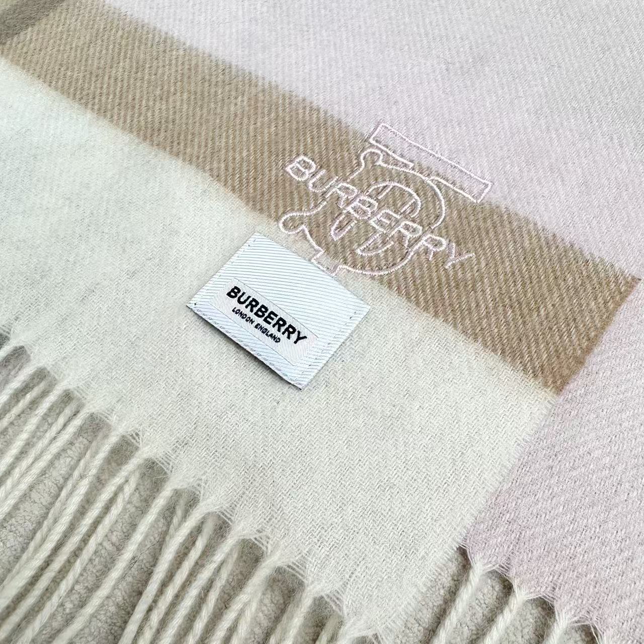 Burberry爆款上新 高端男女士围巾👍【TB羊毛格纹】独家牛货🐂 奢华尽在尺寸之间，高端品质‼️具有