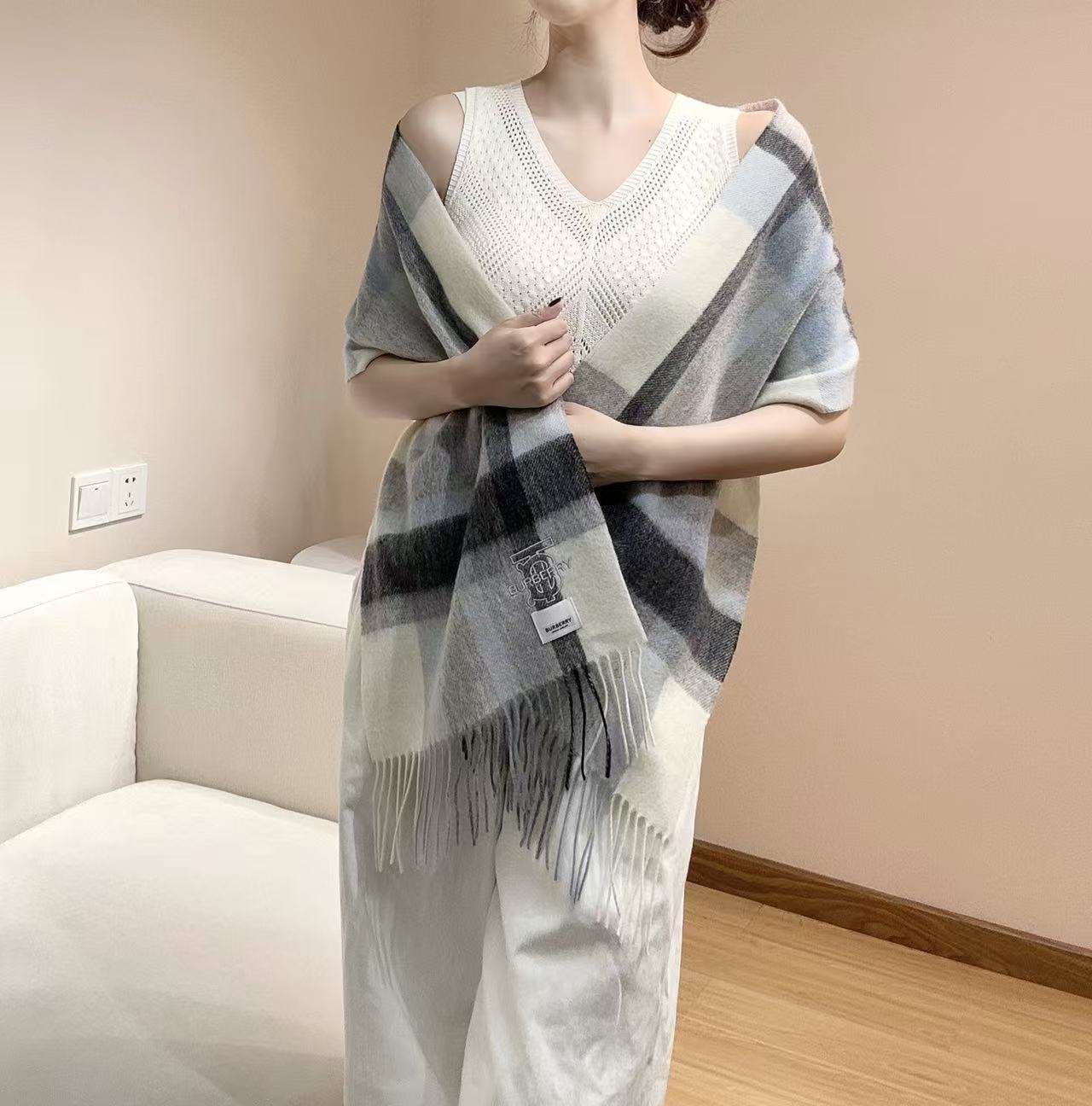 Burberry爆款上新 高端男女士围巾👍【TB羊毛格纹】独家牛货🐂 奢华尽在尺寸之间，高端品质‼️具有