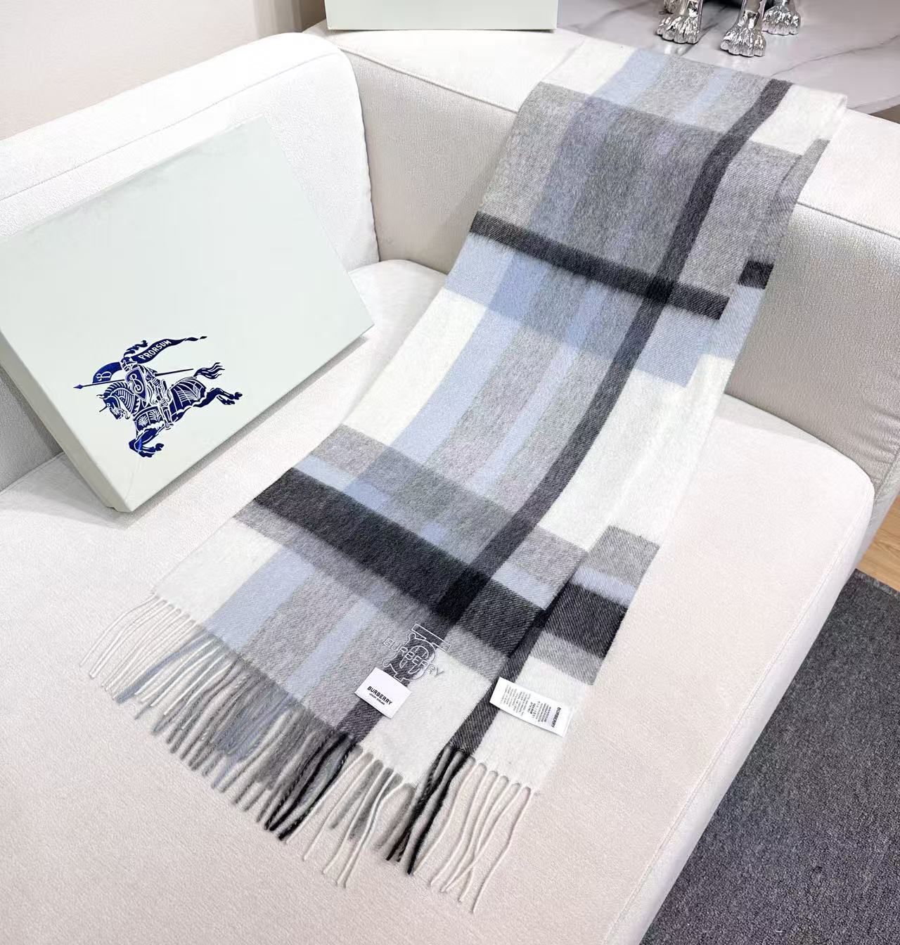 Burberry爆款上新 高端男女士围巾👍【TB羊毛格纹】独家牛货🐂 奢华尽在尺寸之间，高端品质‼️具有