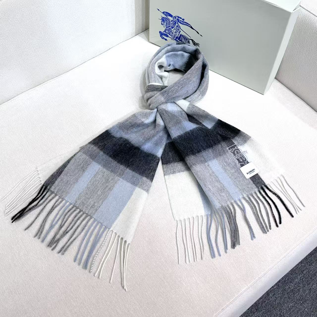 Burberry爆款上新 高端男女士围巾👍【TB羊毛格纹】独家牛货🐂 奢华尽在尺寸之间，高端品质‼️具有