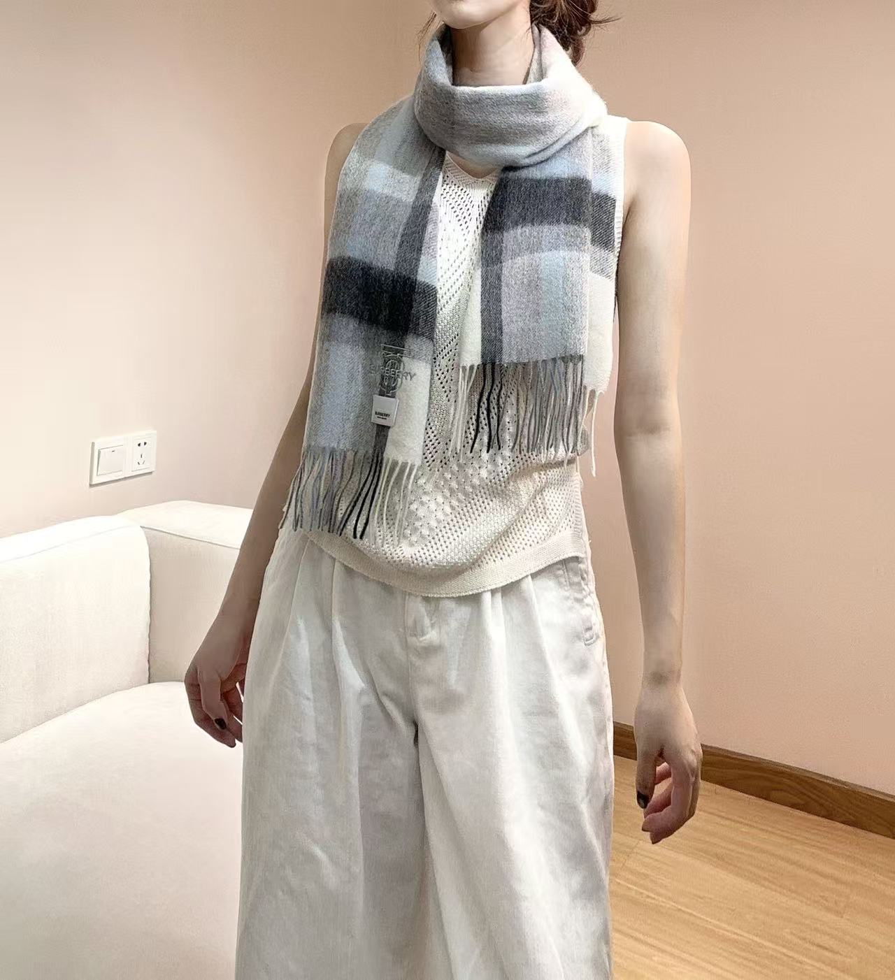 Burberry爆款上新 高端男女士围巾👍【TB羊毛格纹】独家牛货🐂 奢华尽在尺寸之间，高端品质‼️具有