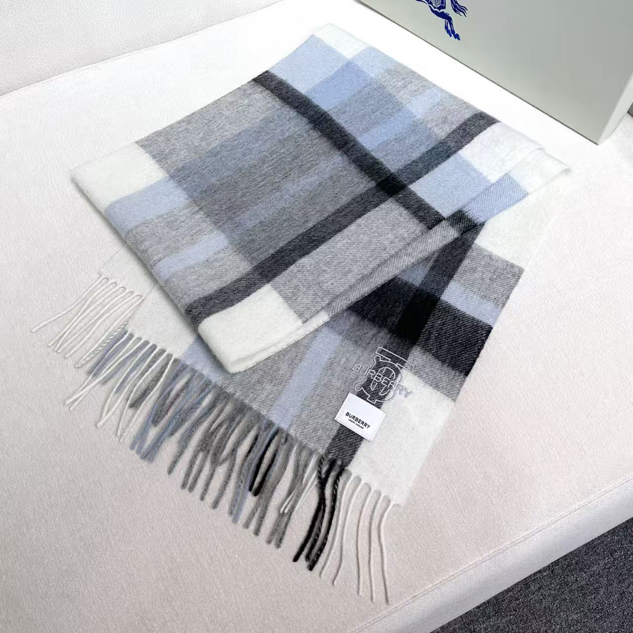 Burberry爆款上新 高端男女士围巾👍【TB羊毛格纹】独家牛货🐂 奢华尽在尺寸之间，高端品质‼️具有