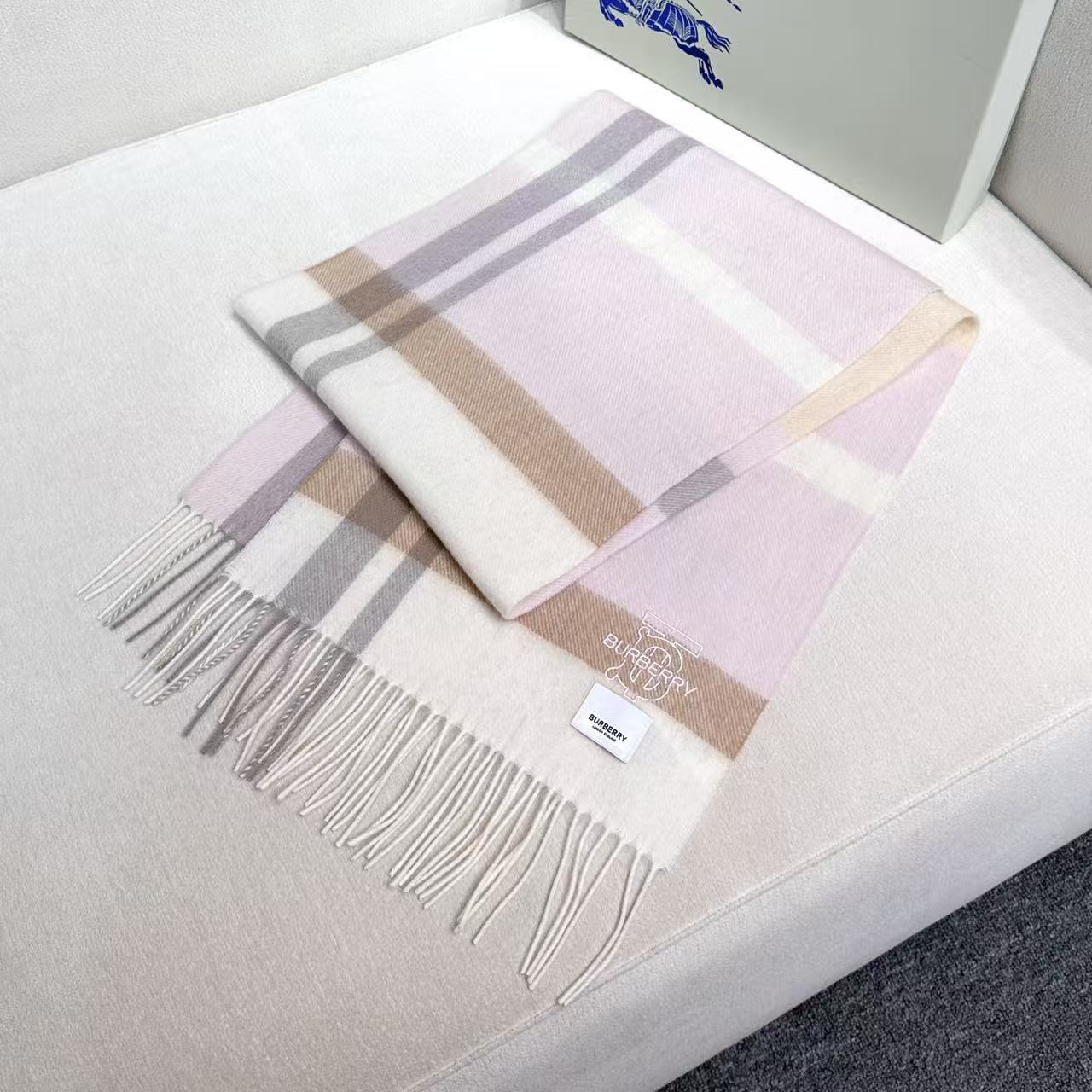 Burberry爆款上新 高端男女士围巾👍【TB羊毛格纹】独家牛货🐂 奢华尽在尺寸之间，高端品质‼️具有
