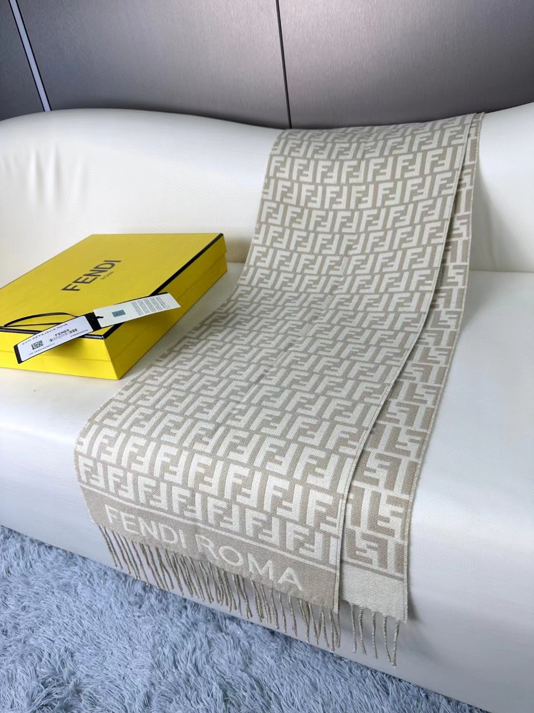 👑 FEN/DI【FF标识羊绒流苏长巾】官网同步更新，混纺提花编织，手感柔软舒适奢华有质感，由双色交织提