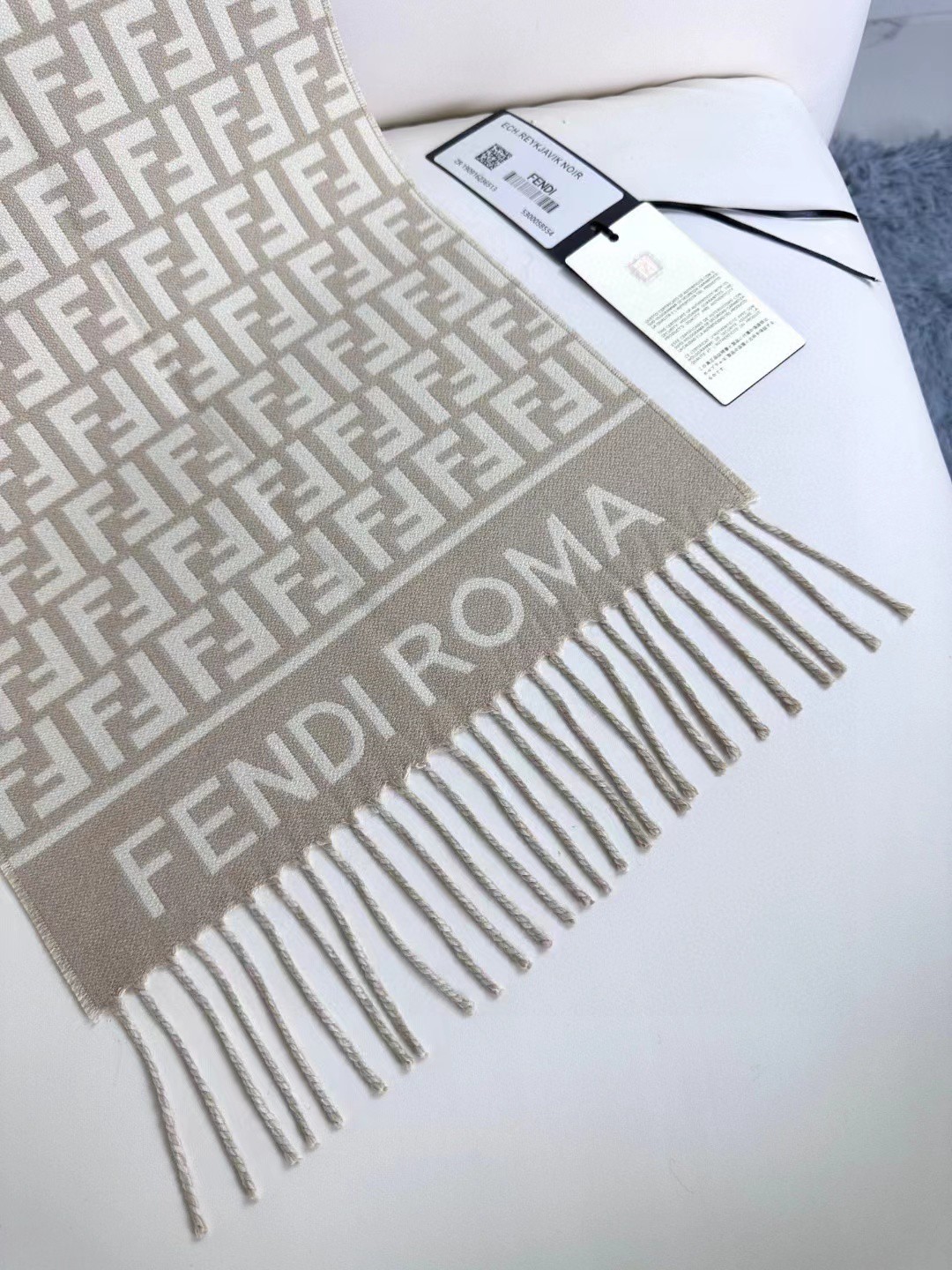 👑 FEN/DI【FF标识羊绒流苏长巾】官网同步更新，混纺提花编织，手感柔软舒适奢华有质感，由双色交织提