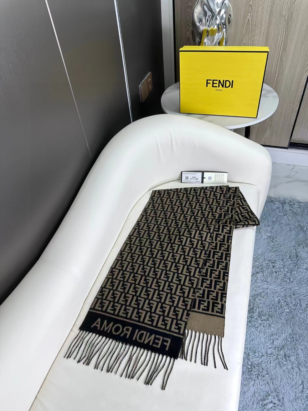 👑 FEN/DI【FF标识羊绒流苏长巾】官网同步更新，混纺提花编织，手感柔软舒适奢华有质感，由双色交织提