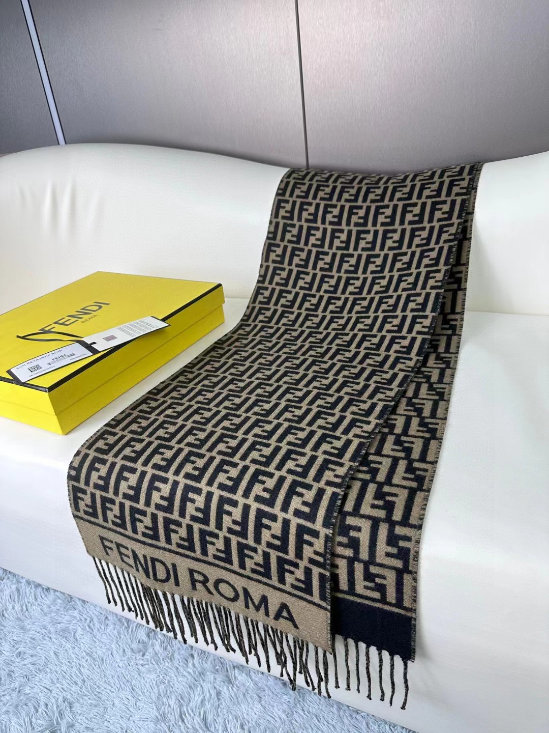 👑 FEN/DI【FF标识羊绒流苏长巾】官网同步更新，混纺提花编织，手感柔软舒适奢华有质感，由双色交织提