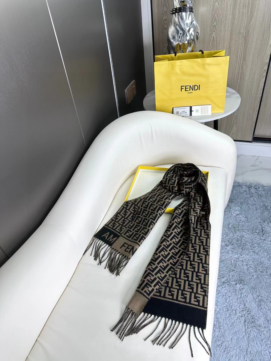 👑 FEN/DI【FF标识羊绒流苏长巾】官网同步更新，混纺提花编织，手感柔软舒适奢华有质感，由双色交织提