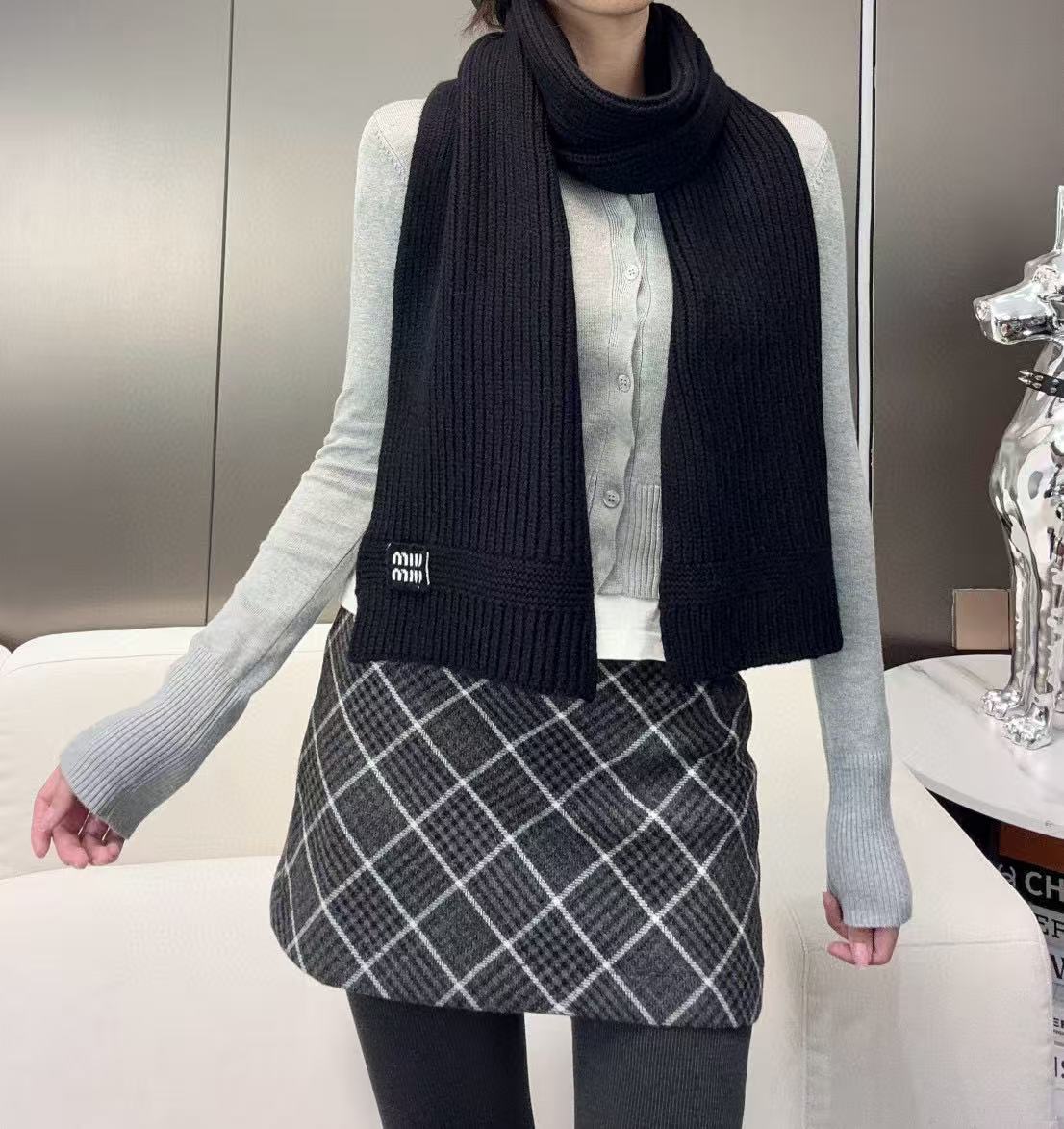 miumiu男女同款 又保暖又有质感的羊绒围巾，温暖一整个冬天，毛茸茸的好温暖，秋冬氛围感拉满，高级又好