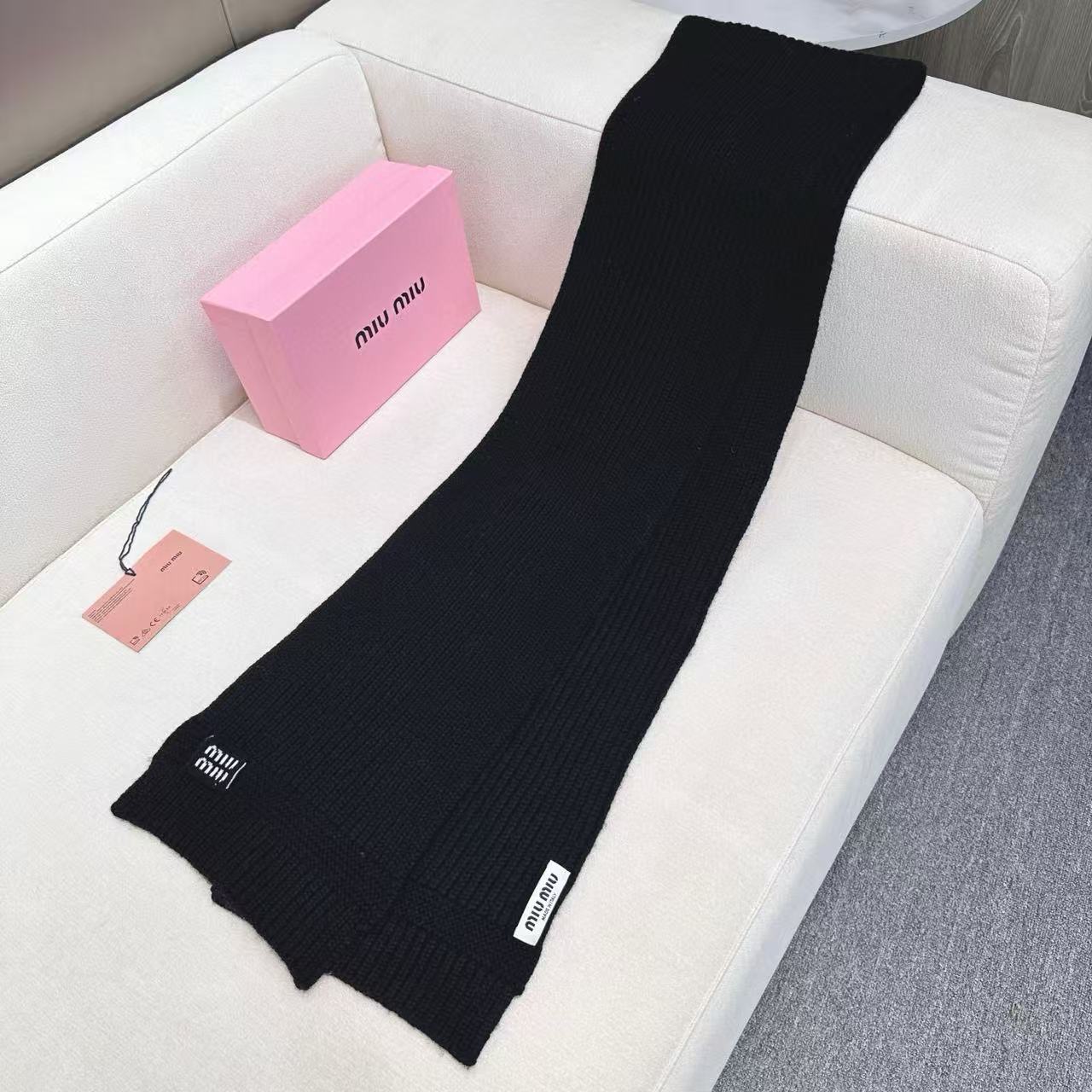 miumiu男女同款 又保暖又有质感的羊绒围巾，温暖一整个冬天，毛茸茸的好温暖，秋冬氛围感拉满，高级又好