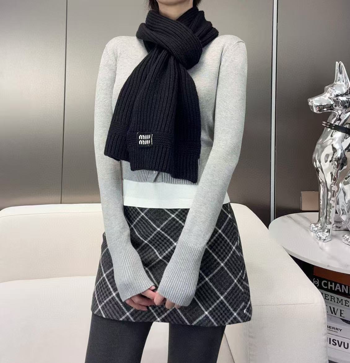 miumiu男女同款 又保暖又有质感的羊绒围巾，温暖一整个冬天，毛茸茸的好温暖，秋冬氛围感拉满，高级又好