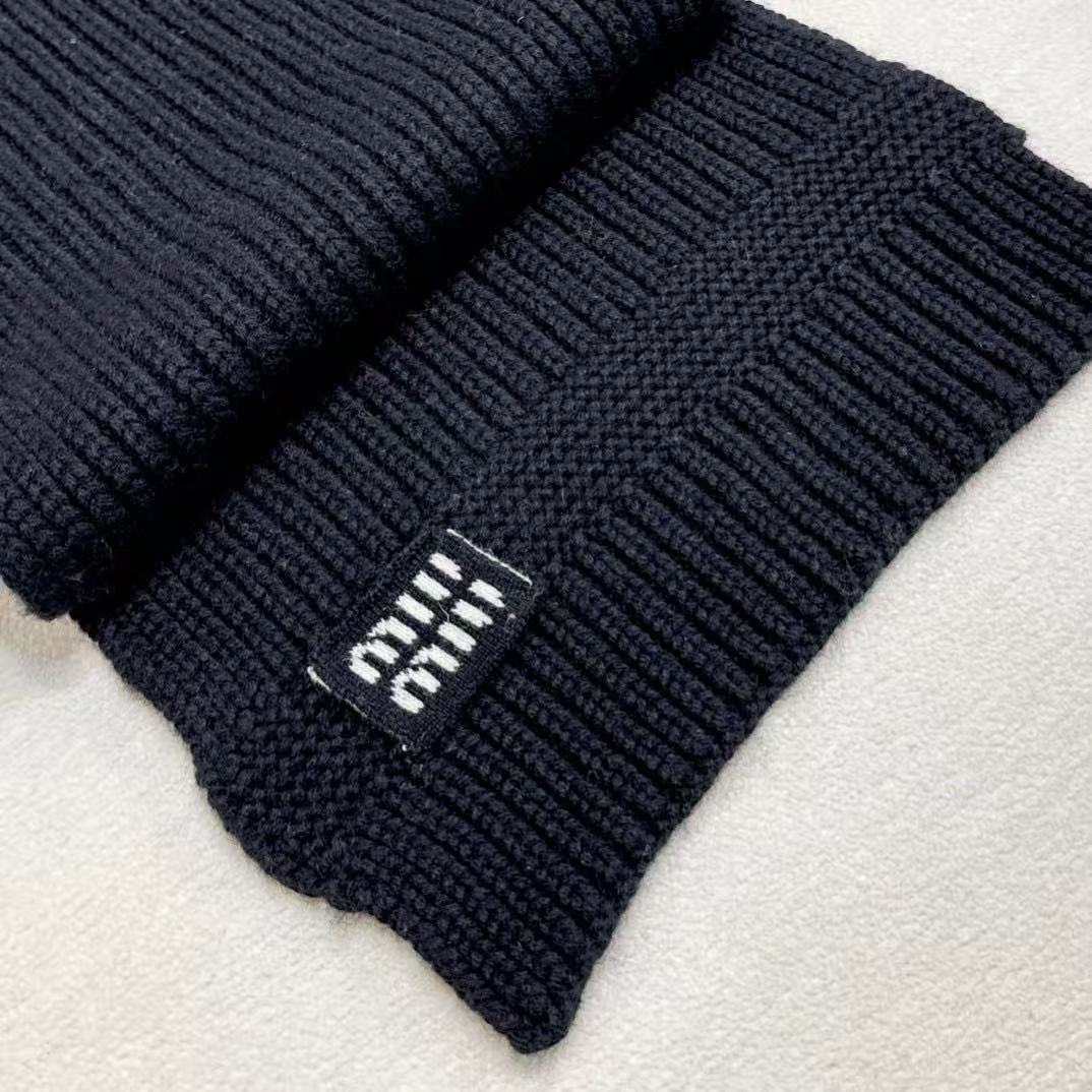 miumiu男女同款 又保暖又有质感的羊绒围巾，温暖一整个冬天，毛茸茸的好温暖，秋冬氛围感拉满，高级又好