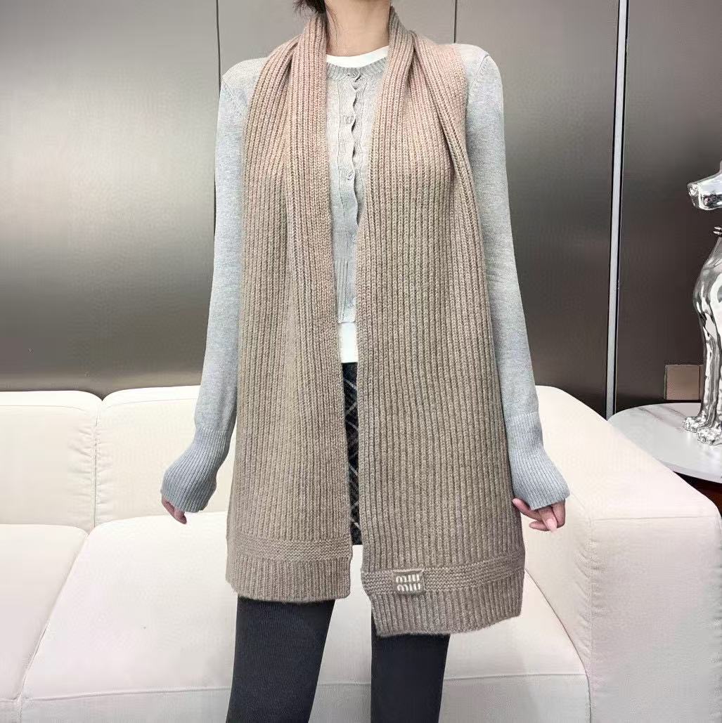 miumiu男女同款 又保暖又有质感的羊绒围巾，温暖一整个冬天，毛茸茸的好温暖，秋冬氛围感拉满，高级又好