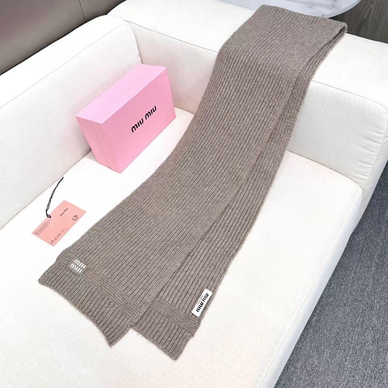 miumiu男女同款 又保暖又有质感的羊绒围巾，温暖一整个冬天，毛茸茸的好温暖，秋冬氛围感拉满，高级又好