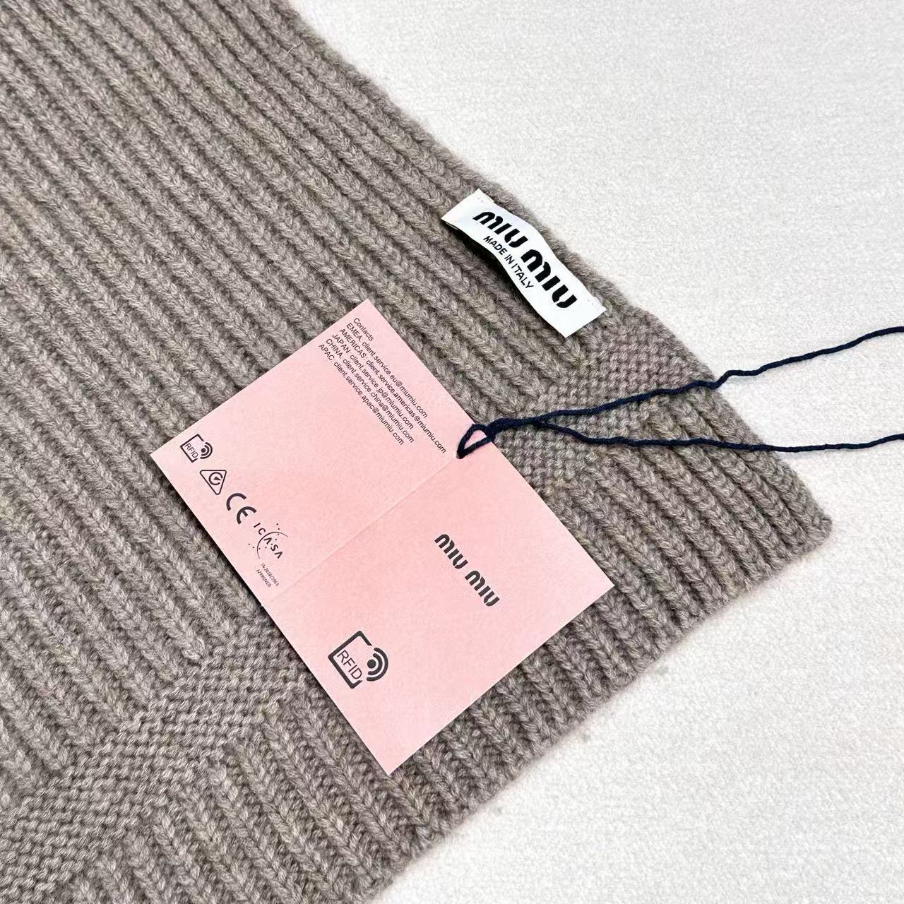 miumiu男女同款 又保暖又有质感的羊绒围巾，温暖一整个冬天，毛茸茸的好温暖，秋冬氛围感拉满，高级又好