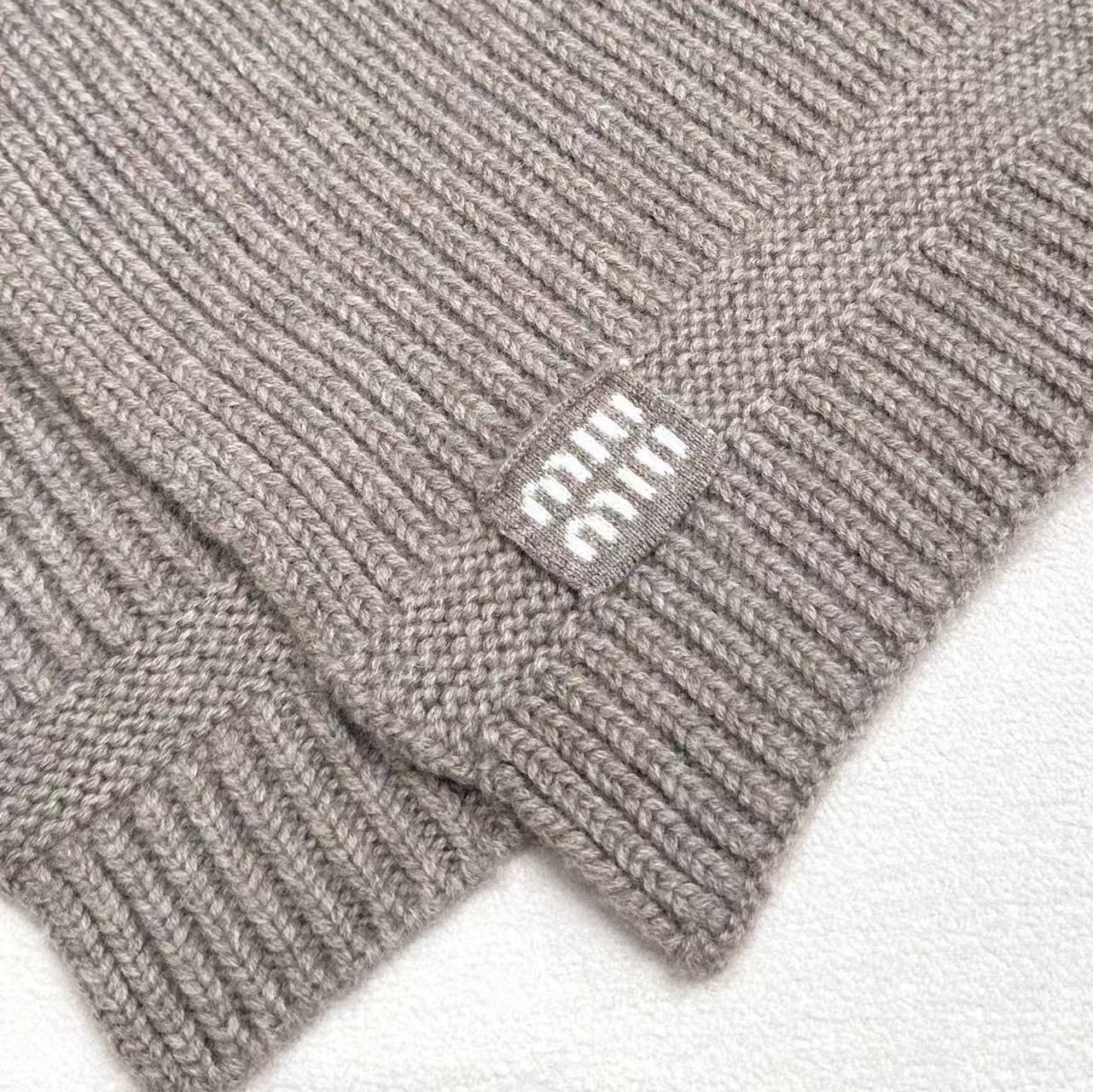 miumiu男女同款 又保暖又有质感的羊绒围巾，温暖一整个冬天，毛茸茸的好温暖，秋冬氛围感拉满，高级又好